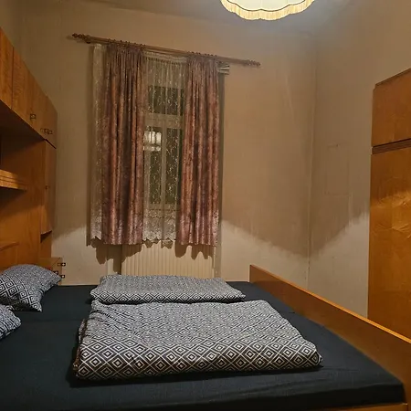 Für Familien, Montagen Arbeiter, Und Und Und, Sweet Apartamento *